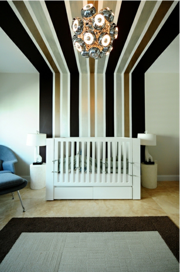 habitación de bebé con diseño de pared lxus - líneas en negro y dorado