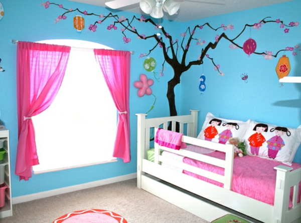 साइक्लेमाइन रंग में दीवार चित्रकला-नर्सरी-नीले-रंग-पेड़-पेन्टिंग-पर्दे