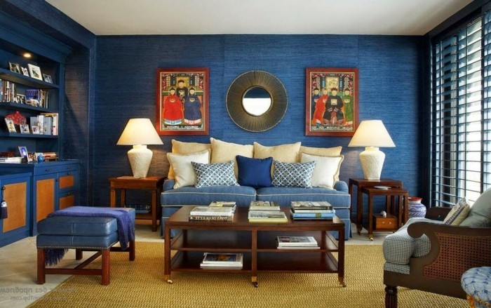 fal színe kék-kék-kanapén-kék bőr széklet-sárga szőnyegen-Könyvespolc-beépített redőny-kék, fából készült asztal-könyvek éjszakai lámpa fotel Kerek-tükör