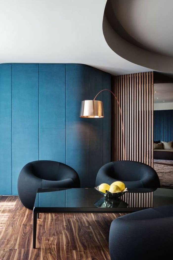 fal színe kék színű falak-szín design falak és fekete székek ovális formájú fekete-asztal-gyümölcs Schüssel-fa parketta Stehlampe arcvédelem
