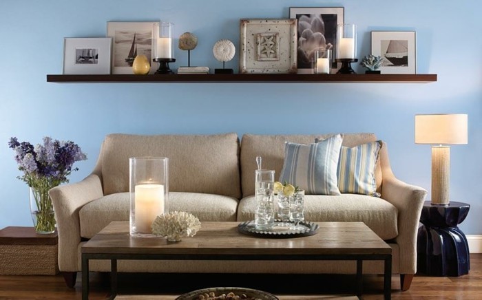 墙壁颜色蓝色软垫沙发奶油木桌烛光夜灯圆桌 - 花花瓶富豪条纹枕头