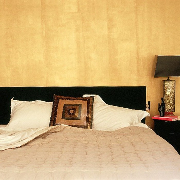 τοίχο χρώμα χρυσό-super-προ-μοντέλο-bedroom-με-ένα-ενδιαφέρον-κρεβάτι
