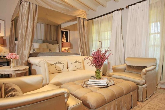 τοίχο χρώμα-χρυσό-μοναδικό-μοντέρνο-design-από-υπνοδωμάτιο-σε φωτεινό χρώμα-άνετο κρεβάτι-και-μεγάλο-καναπέ
