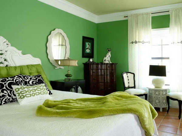 墙壁漆绿色卧室优雅设计 - 白色窗帘