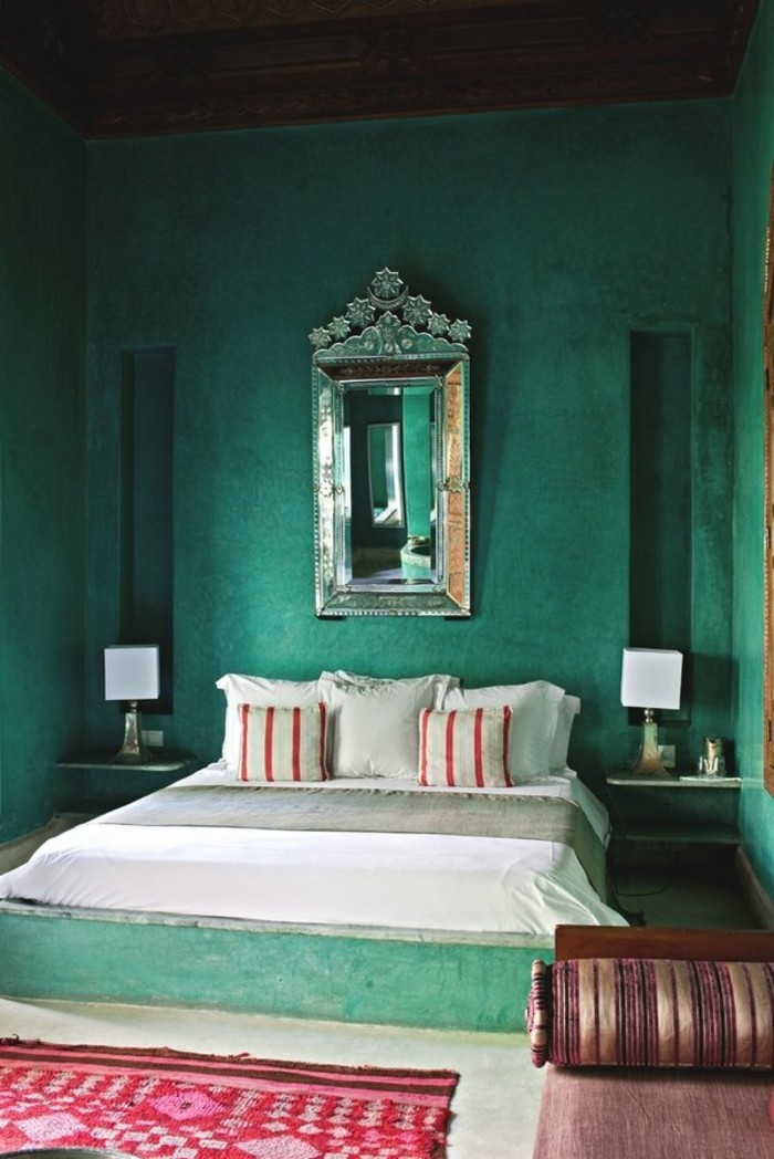 χρώμα του τοίχου πράσινο-μεγάλη-μοντέλο-υπνοδωμάτιο-υπερ-μεγάλη μαξιλάρια-on-the-κρεβάτι