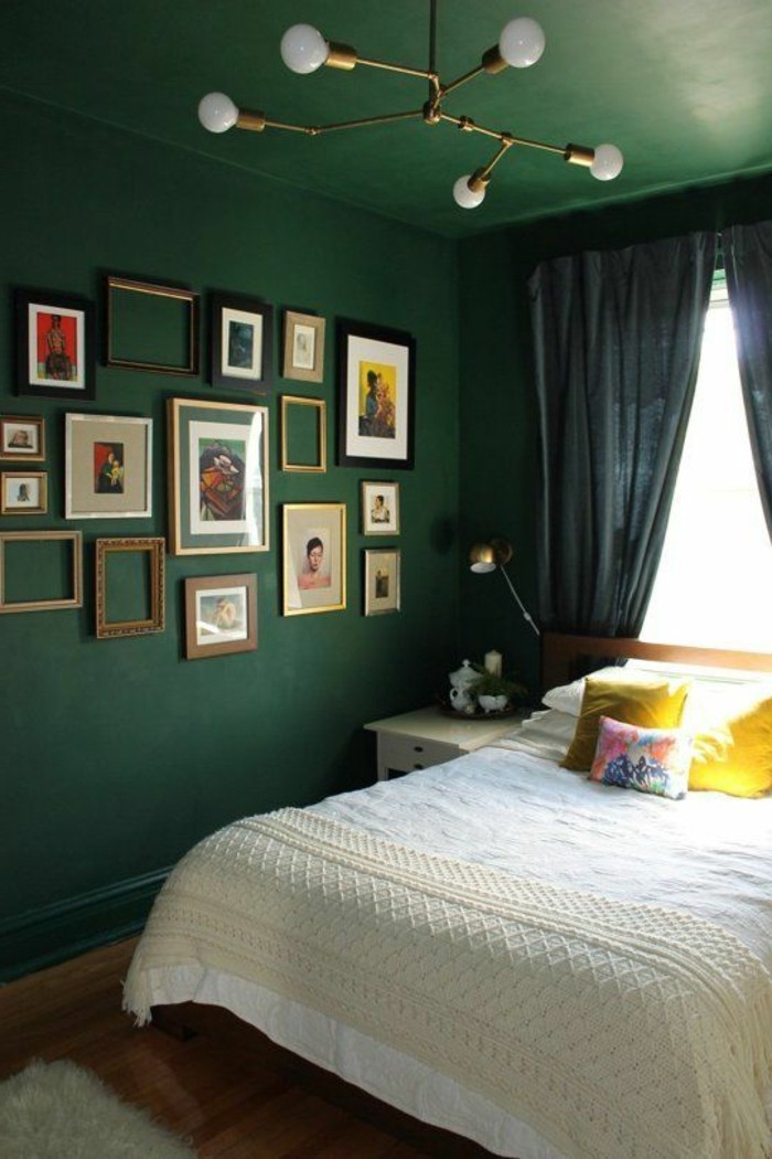 mur couleur verte beaucoup d'image à la paroi en grande chambre