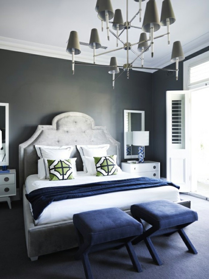 χρώμα τοίχου και γκρι-κομψό υπνοδωμάτιο-με-δύο-σκαμπό-next-the-κρεβάτι