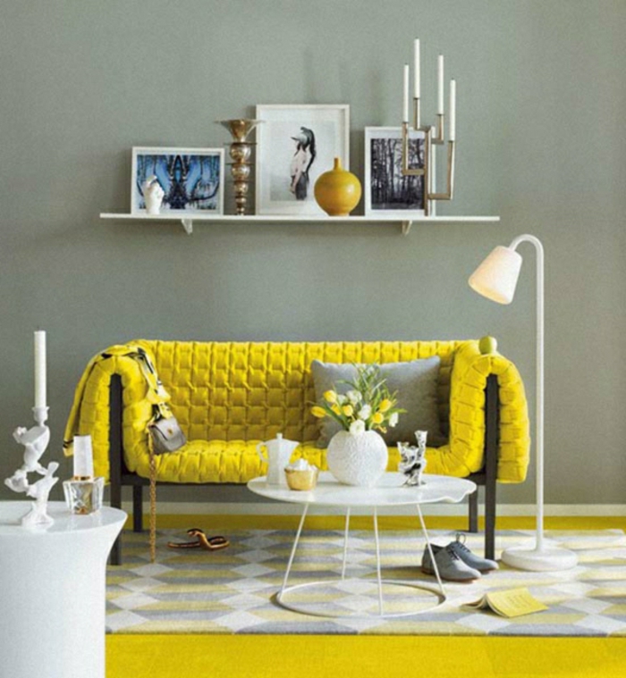 fal színe és szürke-nappali-sárga-kanapé