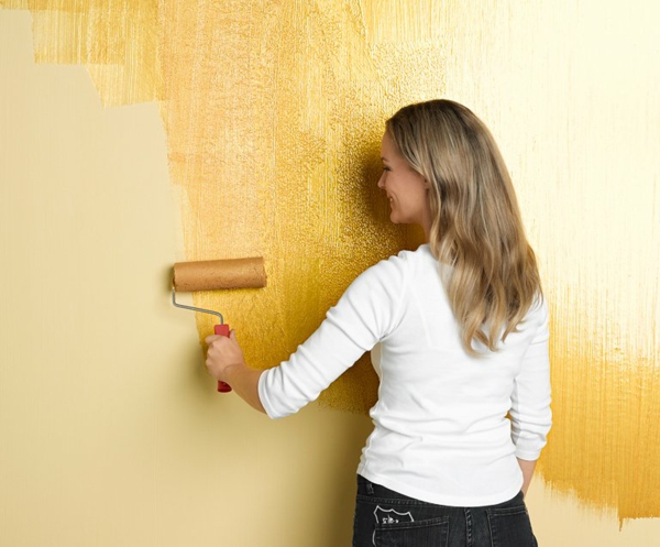 peinture murale-avec-un-effet-métal-jaune-nuance-belle image