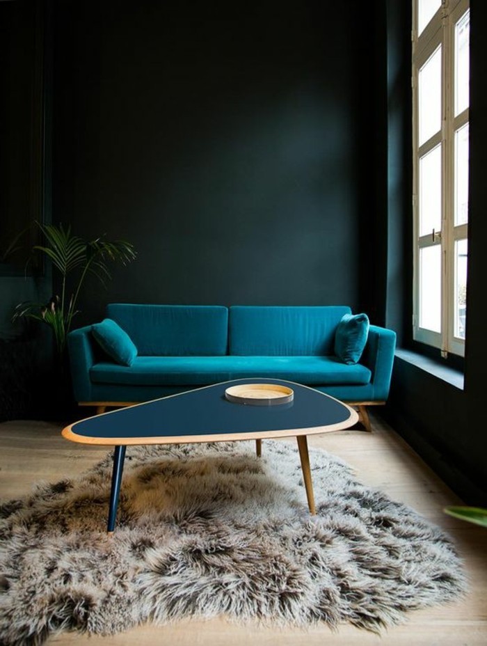墙壁颜色汽油优雅，沙发在蓝色独有的设计