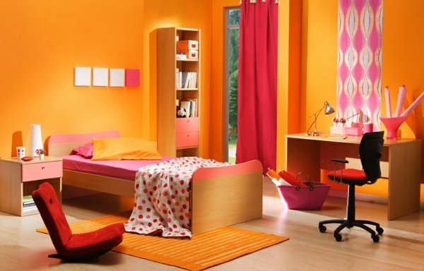 silla de pintura de pared, dormitorio, naranja, nuance, con ruedas y cama pequeña