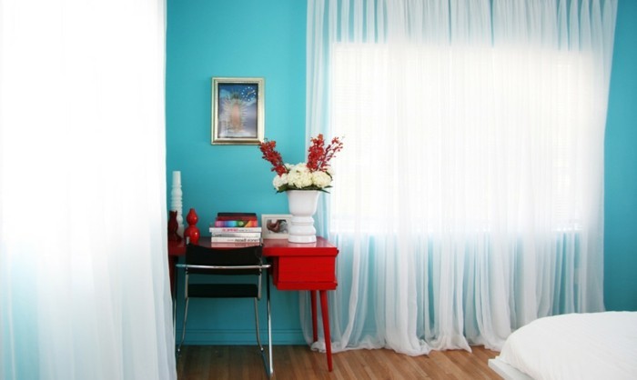 χρώμα του τοίχου τιρκουάζ-διαφανή κουρτίνα-όμορφο υπνοδωμάτιο