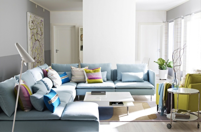 esquema de color azul en la pared de la sala de estar-en-el sofá