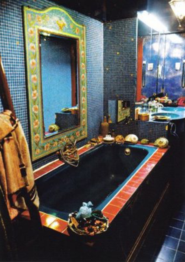 墙上的瓷砖浴室创意现代镜子在墙上