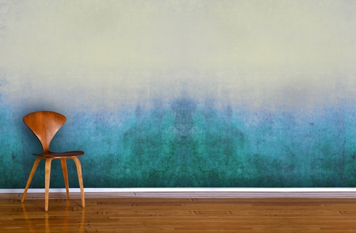 Zid boje u hodniku, drvena stolica s modernim dizajnom