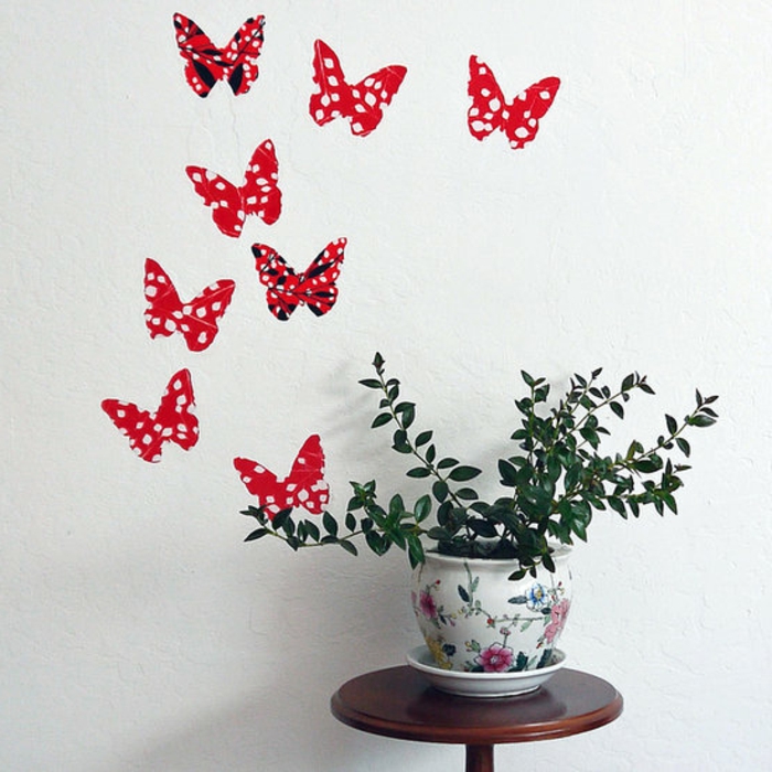 קיר עיצוב-עם-צבע-מעניין-אדום-פרפרים