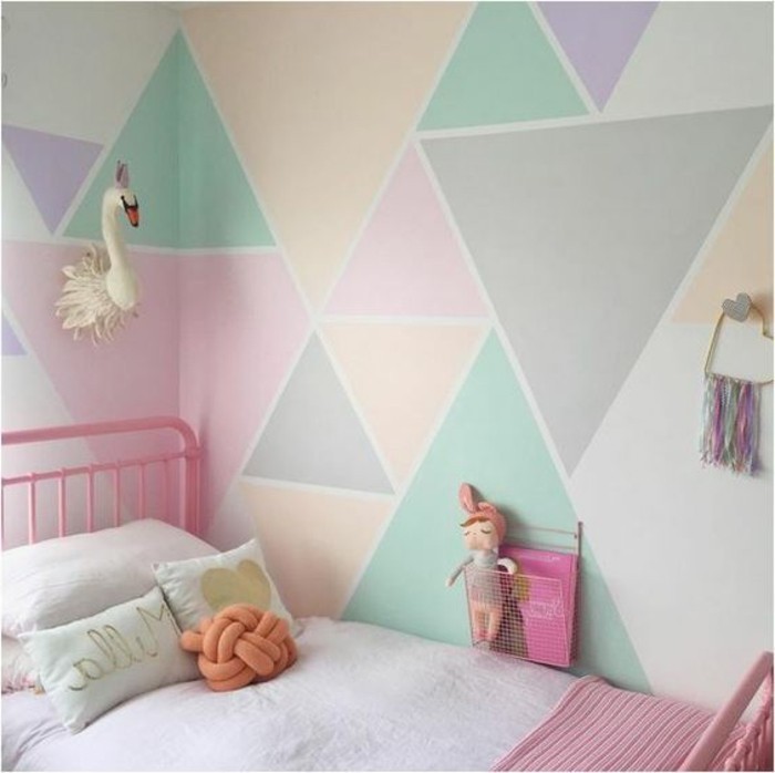 τοίχο σχεδίασης με χρώμα-νηπιαγωγείο-φωτεινό-παστέλ ροζ-κρεβάτι-μικρό-μαξιλάρι-παιχνίδια-plueschtiere