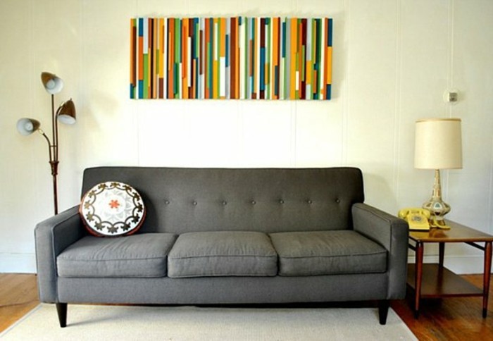 קיר בעיצוב בעצמך-לעשות-יפה-צבעוני-תמונה-on-the-ספה-ב-סלון