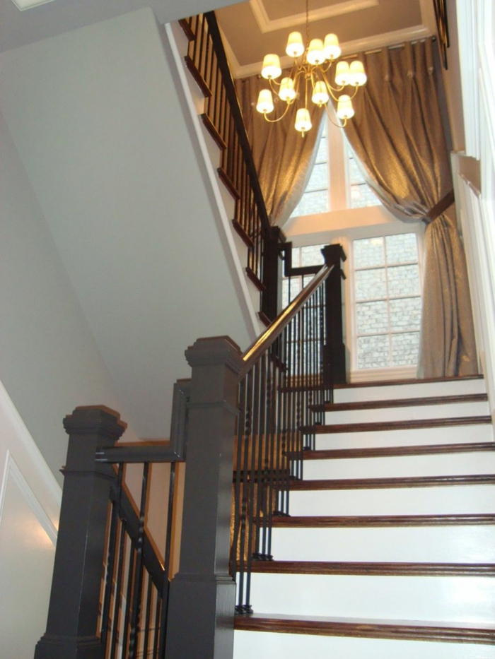 escaleras blancas y parapeto negro, cortinas en la ventana - decoración de la escalera