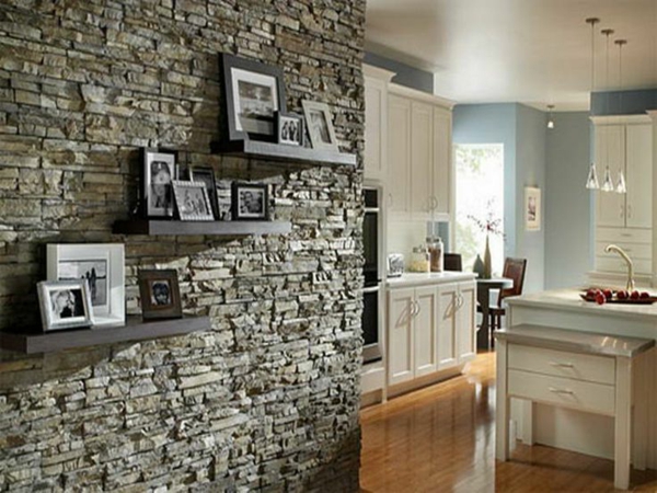 מדפים עם תמונות על קיר האבן - עיצוב מטבח מודרני