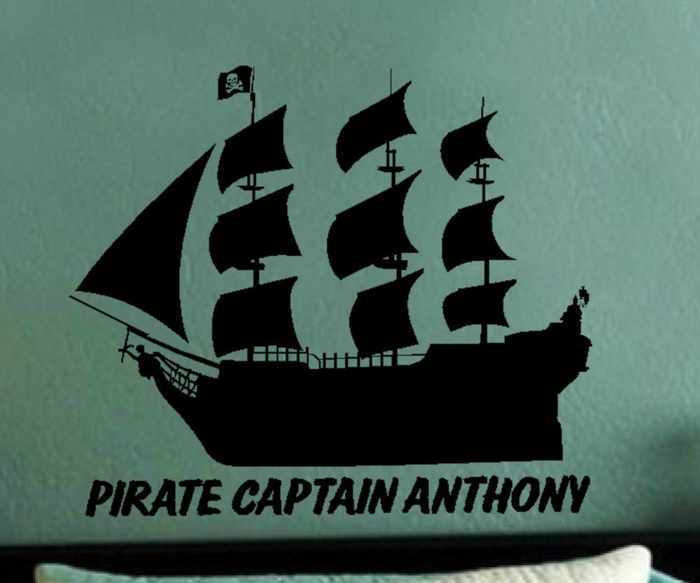 बिस्तर पर छोटे कप्तान के नाम के साथ समुद्री डाकू जहाज की दीवार Decal