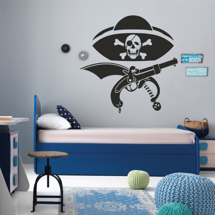 一个海盗的所有元素作为墙上的纹身 - 墙面装饰托儿所，蓝色的床
