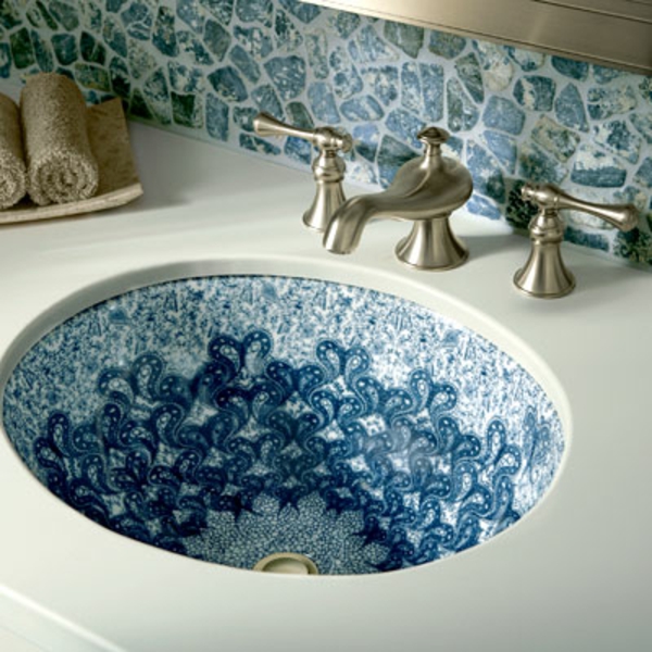 lavabo-dans-bleu-mosaïque-carrelage-super belle salle de bain
