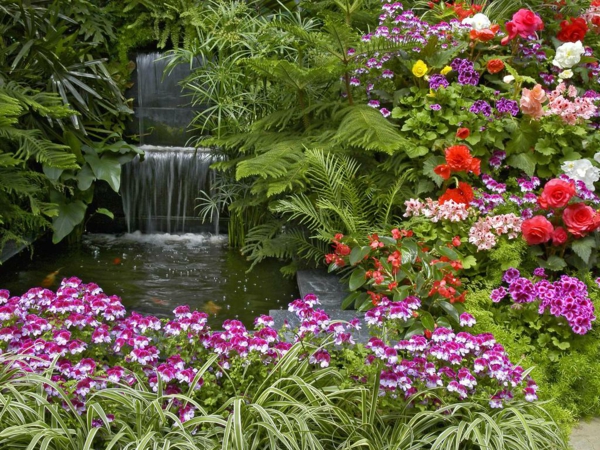 瀑布的花园与 - 花