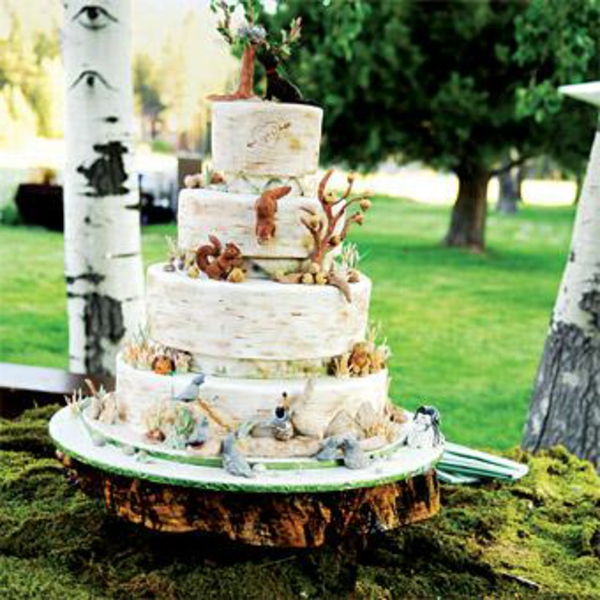 γιορτή στο ξύλινο γαμήλιο κέικ στον κήπο