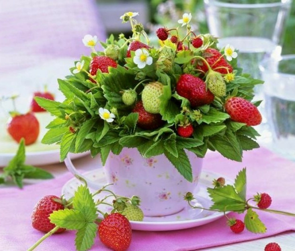 टेबल-सजावट-इन-गुलाबी-गुलाबी-साथ-स्ट्रॉबेरी-शादी के लिए