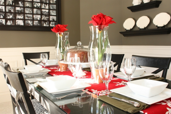 Χριστουγεννιάτικη διακόσμηση τραπέζι με λουλούδια τριαντάφυλλα σε γυαλιά