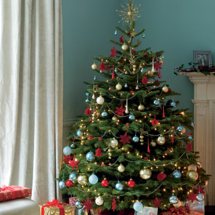 karácsonyfa-díszítő-koszorú-kék fal