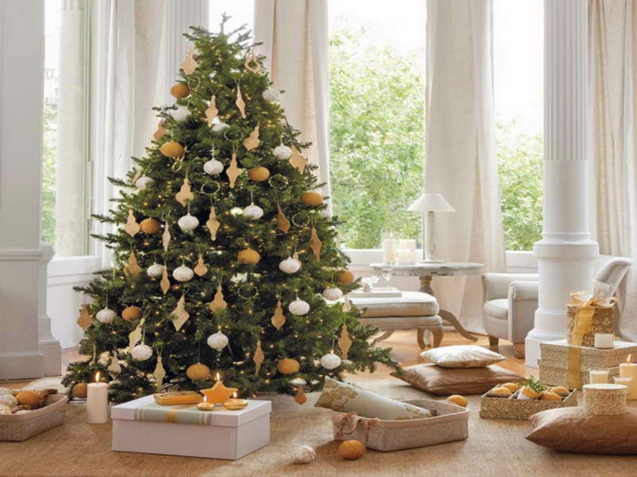 क्रिसमस ट्री-सजाने-इन-सफेद और नारंगी