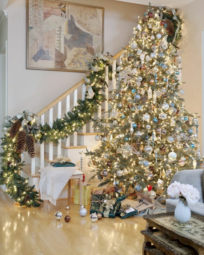 क्रिसमस ट्री-सजाने-इन-कमरे में रहने वाले के साथ-सीढ़ियों