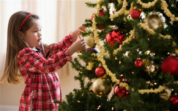 karácsonyfa-díszítő-kislányos-és koszorú