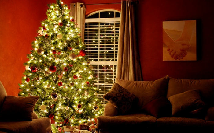 karácsonyfa-díszítő-vörös-arany megvilágítású