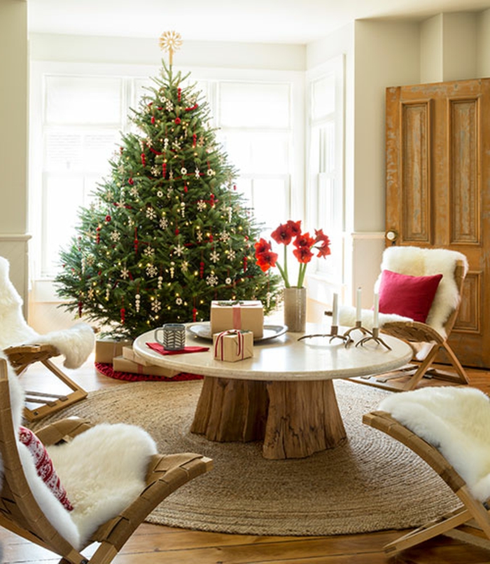 شجرة عيد الميلاد، تزيين، ومائدة مستديرة في وغرفة المعيشة