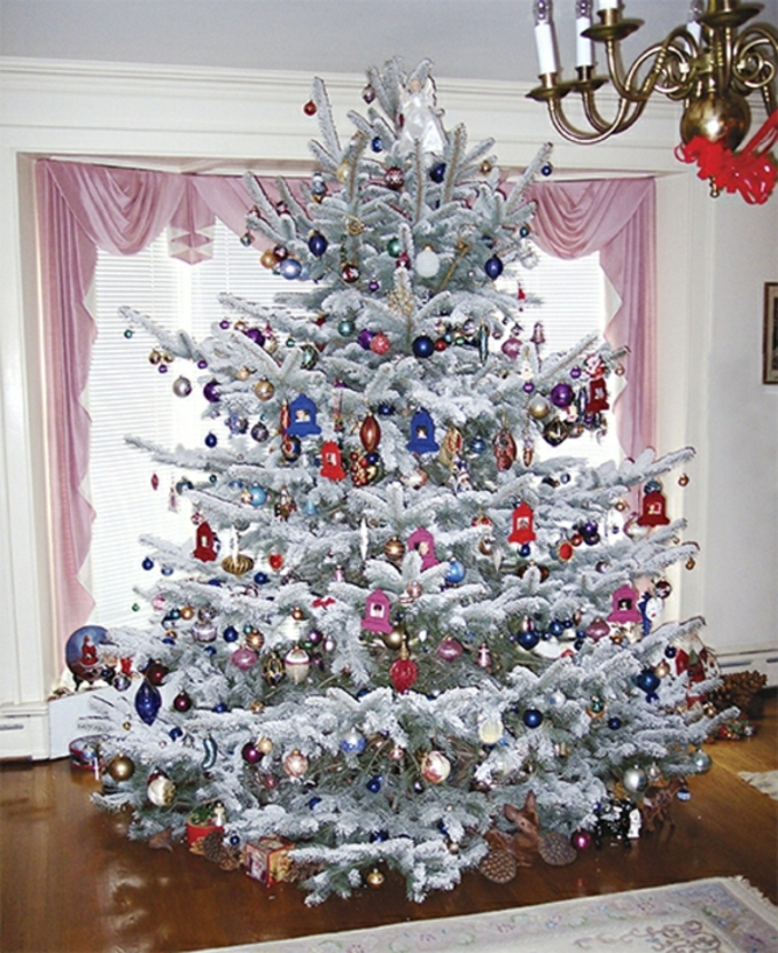 karácsonyfa-díszítő-fehér-in-klasszikus nappali