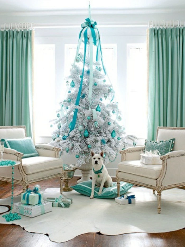 karácsonyfa-díszítő és fehér fenyő és kék-deco