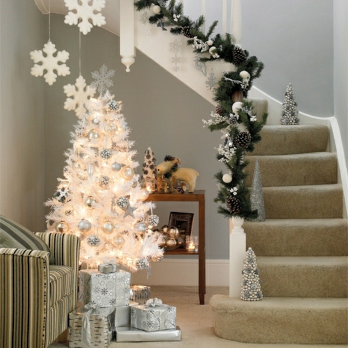 karácsonyfa-díszítő fehér fenyő-és-deco
