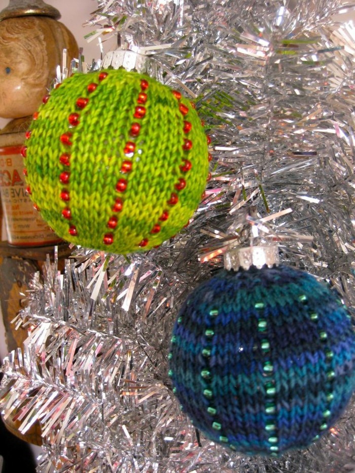 weihnachtsdeko-钩针球，在绿色和蓝色