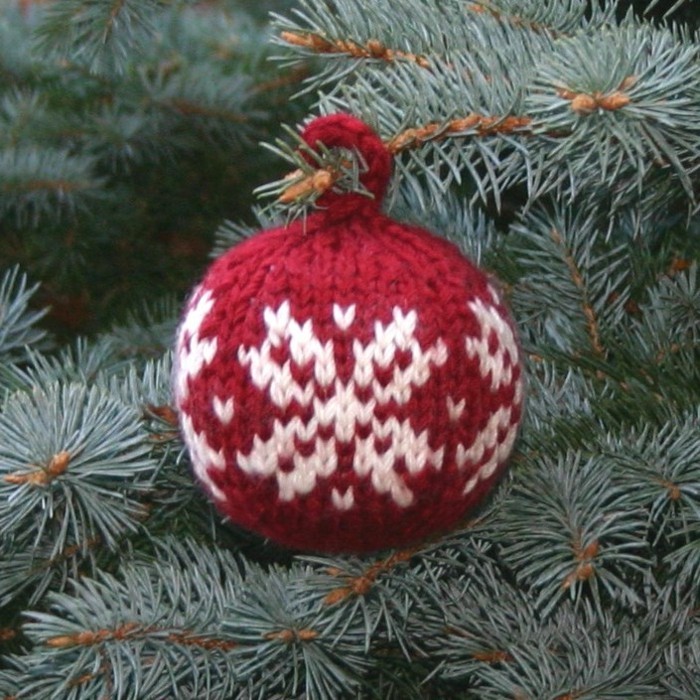 weihnachtsdeko-βελονάκι-κόκκινο-μπάλα με snowflakes--