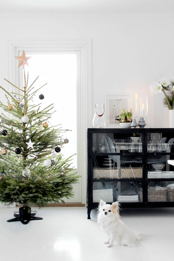 Weihnachtsdeko-idées-sapin par un cabinet noir-