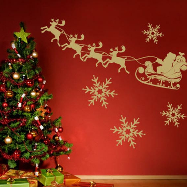Weihnachtsdeko-idées-sapin-et-mur rouge