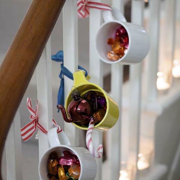 Weihnachtsdeko-idées-tasses-on-the-escaliers