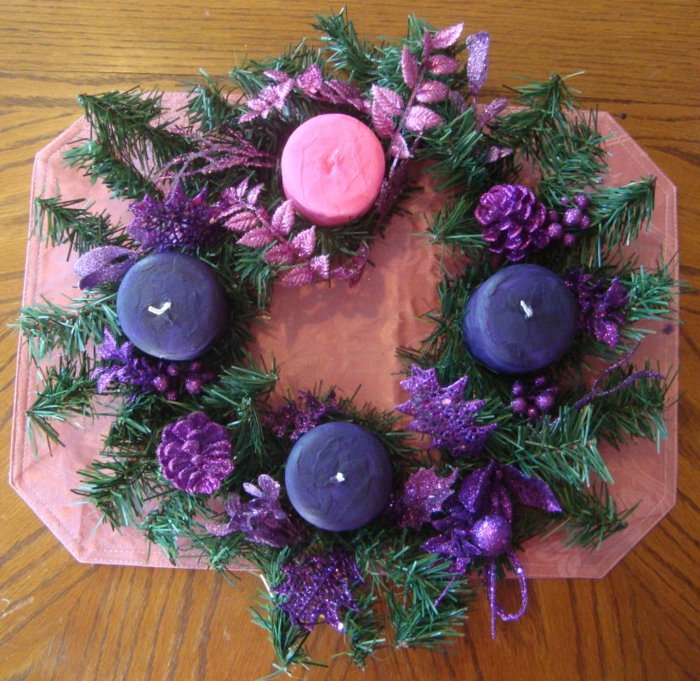 karácsonyi koszorú-bádogos-kék gyertya-és rózsaszín gyertyát