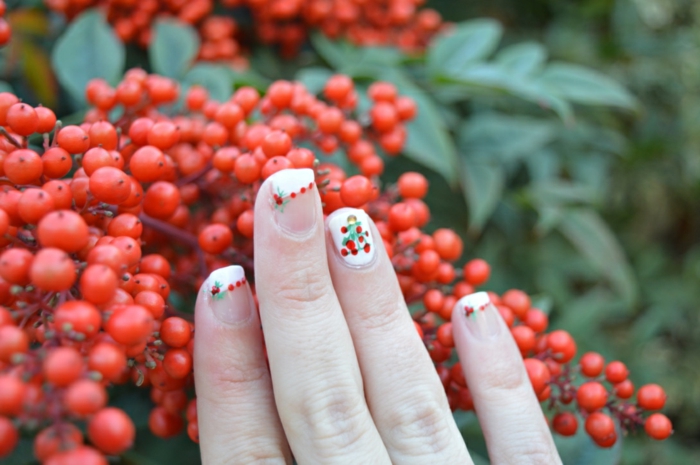 槲寄生和圣诞树在白色的背景下，法式指甲，冬季指甲设计重新造型
