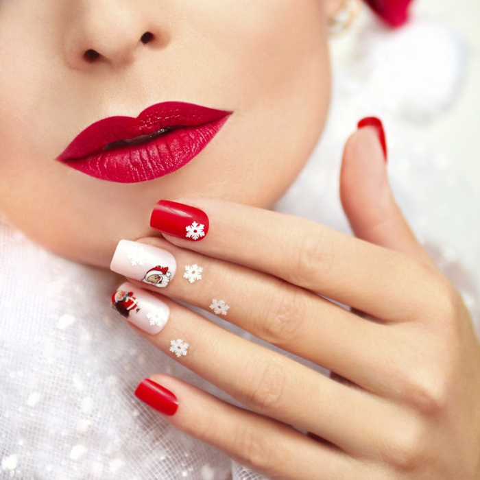 Χριστουγεννιάτικα νύχια σε κόκκινο και λευκό με μικρές νιφάδες χιονιού και Άγιος Βασίλης, γωνιακό σχήμα νυχιών