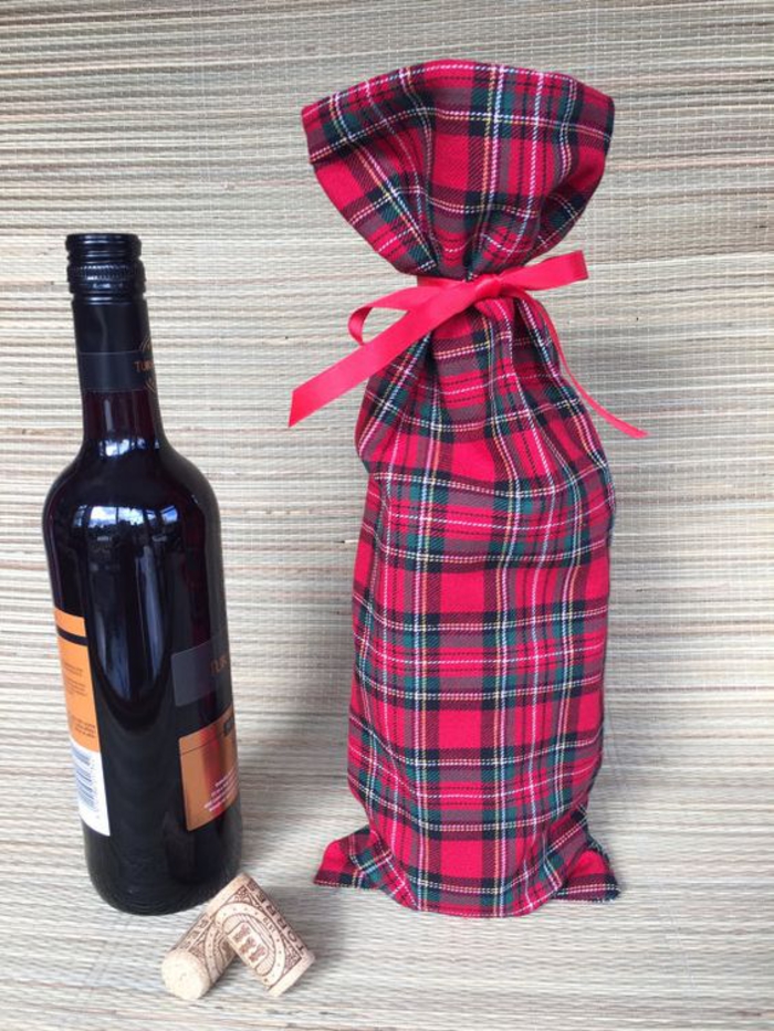 botella de vino con el empaquetado de la tela, a rayas, rojo, con pequeña bayeta, idea de regalo para cada ocasión