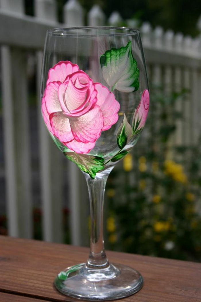 用颜色装饰玻璃，粉红色的玫瑰，叶子，花，diy